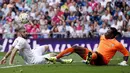 Kiper Malaga, Idriss Kameni (kanan) berusaha menghalau bola dari kejaran penyerang Karim Benzema pada Liga Spanyol di Santiago Bernabeu, Madrid, (26/9/2015). Madrid bermain imbang atas malaga dengan skor 0-0. (AFP PHOTO/PIERRE-PHILIPPE Marcou)