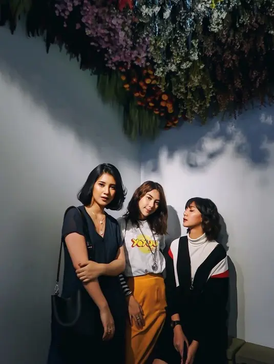 Ketiganya sempat berkarya bersama dalam grup vokal CARA. CARA aktif di YouTube dan sudah meng-cover beberapa lagu dari musisi Indonesia maupun luar negeri. Salah satu cover populer ketiganya ialah menyanyikan lagu berjudul By My Side milik Maudy Ayunda. (Liputan6.com/IG/@sheiladaisha)