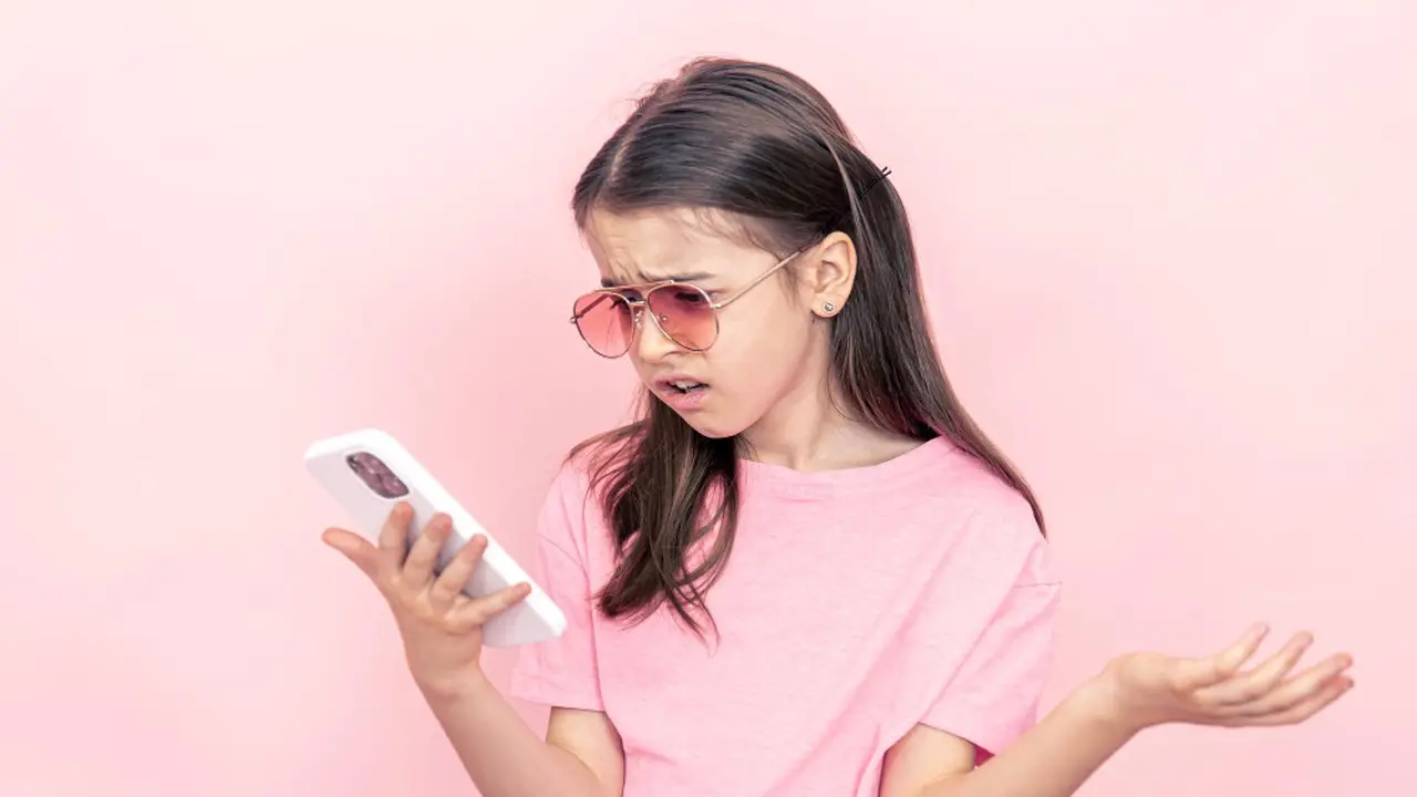 Hindari Overstimulasi Gadget pada Anak dengan 9 Tips Parenting Ini