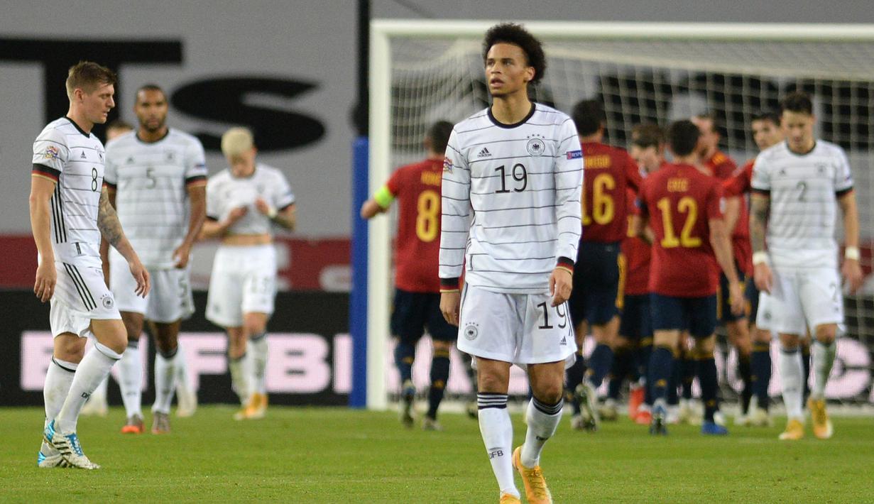 Prestasi buruk Timnas Jerman berlanjut pada ajang UEFA Nations League 2020/2021. Tim Panser hanya menempati peringkat ke-2 di grup A4 menyusul kekalahan 0-6 dari Spanyol. Kekalahan tersebut adalah yang terburuk sejak tahun 1931 saat mereka juga kalah 0-6 dari Austria. (AFP/Cristina Quicler)
