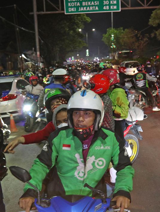 Pemudik motor saat lawan arus di Jalan Kedungwaringin, Kabupaten Bekasi, Jawa Barat, Minggu (9/5/2021). Pemudik memblokir jalan saat penyekatan di posko penyekatan mudik di Kedungwaringin. (Liputan6.com/Herman Zakharia)
