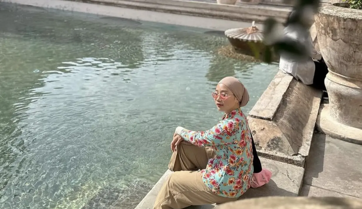 Kebaya tersebut dipadukan dengan celana panjang coklat serasi dengan kerudung bergaya turbannya. [@camilliazr]