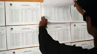 Warga melihat daftar pemilih sementara untuk memastikan keikutsertaannya dalam Pemilihan GUbernur DKI Jakarta putaran kedua di Kantor Kelurahan Kramat, Senen, Jakarta. (Liputan6.com/Faizal Fanani)