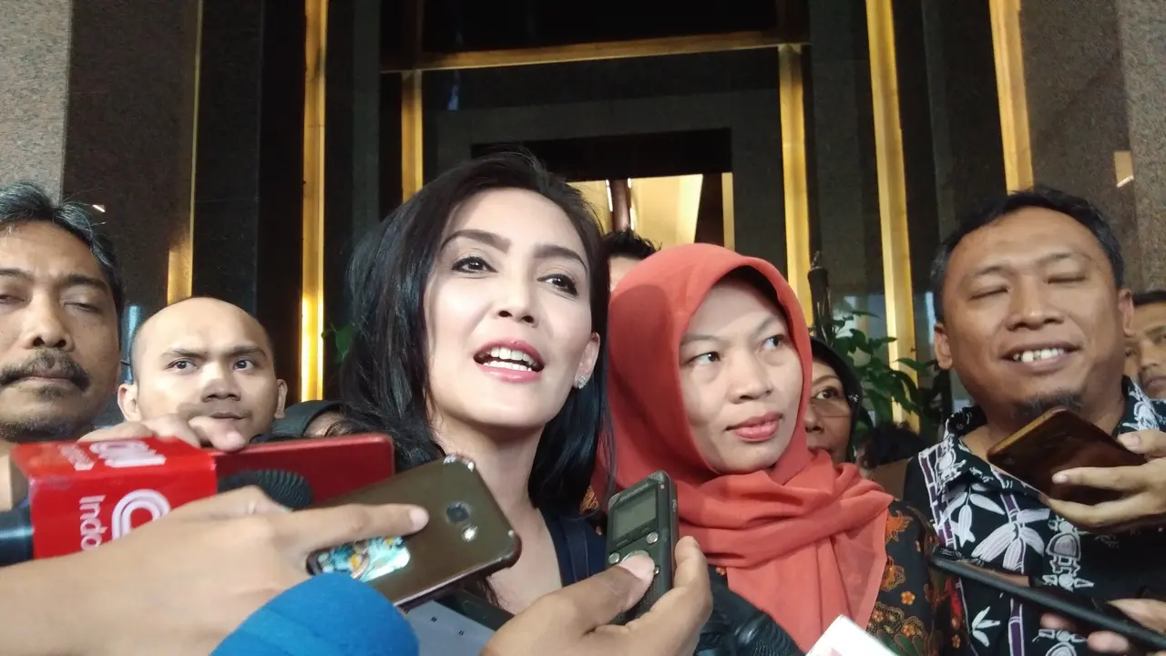 Politikus PDI Perjuangan Rieke Diah Pitaloka bersama Baiq Nuril menemui Menkumham di kantornya.