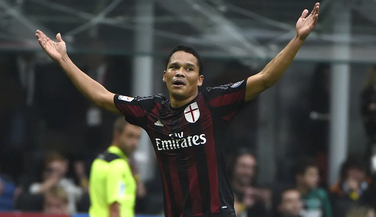 Carlos Bacca yang kini menjalani musim kedua bersama klub Liga Kolombia, Junior FC tercatat pernah membela AC Milan selama 2 musim pada 2015/2016 dan 2016/2017. Pada pekan perdana Liga Italia di musim keduanya 2016/2017 ia mampu mencetak hattrick saat AC Milan menang 3-2 atas tamunya Torino (21/8/2016). Carlos Bacca tercatat sebagai pemain terakhir di Liga Italia yang mampu mencetak hattrick di laga pembuka Liga Italia. (AFP/Olivier Morin)