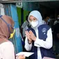 Bupati Banyuwangi Ipuk Fiestiandani beri bantuan uang ke PKL. (Dok.Pemkab Banyuwangi)