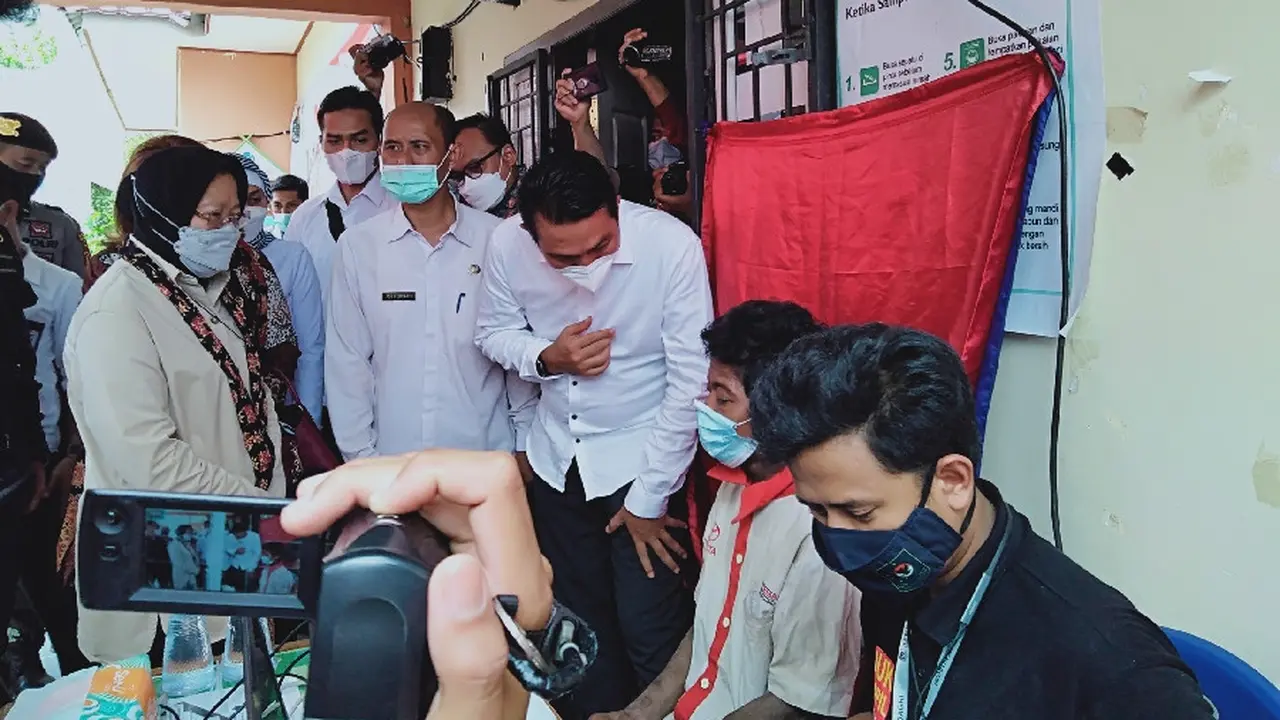 Mensos Tri Rismaharini Meninjau Perekaman KTP Orang Rimba