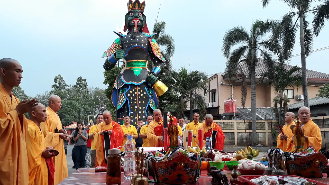 Sembilan Biksu tengah memimpin proses doa Upacara Perayaan Ulambama atau Cioko, di Klenteng Boen San Bio, Kota Tangerang, Rabu (5/9/2018).