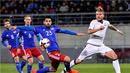 Pemain Italia, Ciro Immobile (kanan), berebut bola dengan pemain Liechtenstein, Michele Polverino, dalam laga Grup G Kualifikasi Piala Dunia 2018 di Stadion Rheinpark, Minggu (13/11/2016) dinihari WIB. (AFP/Fabrice Coffrini)