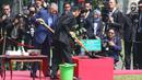 Presiden Joko Widodo (Jokowi) menemani Perdana Menteri Malaysia, Mahathir Mohamad menanam pohon perdamaian di halaman Istana Bogor, Jawa Barat, Jumat (29/6). Penanaman pohon Meranti itu dalam rangkaian penyambutan PM Mahathir. (Liputan6.com/Angga Yuniar)
