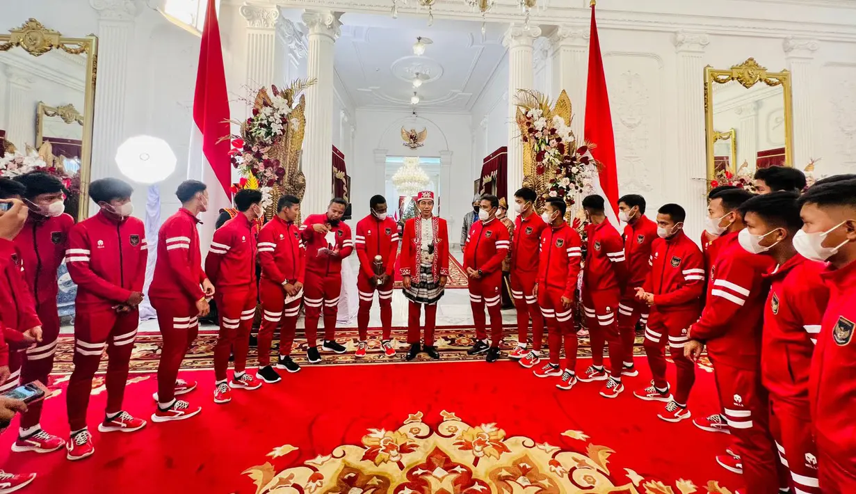 Selain bertemu Jokowi, kedatangan rombongan Timnas Indonesia U-16 ke Istana Negara juga untuk mengikuti upacara pengibaran bendera di Hari Ulang Tahun (HUT) RI ke-77. (Biro Pers Sekretariat Presiden)