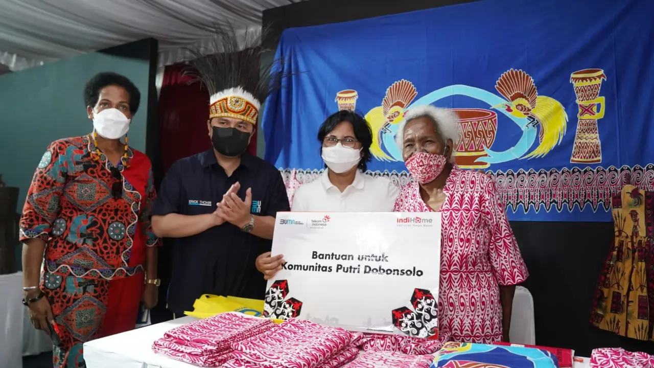 Menteri BUMN Erick Thohir Beri Semangat Komunitas Binaan IndiHome di Papua