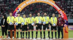 Wasit dan perangkat pertandingan yang telah memimpin laga final Piala AFF U-19 2024 antara Timnas Indonesia U-19 menghadapi Thailand berfoto usai menerima medali penghargaan di Stadion Gelora Bung Tomo, Surabaya, Senin (29/7/2024). (Bola.com/Bagaskara Lazuardi)