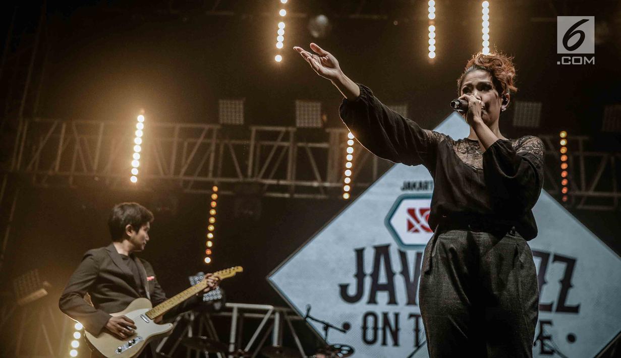 Vokalis Maliq & D'Essentials, Rivani Indriya Suwendi tampil pada Pre event Java Jazz On The Move di Jakarta, Kamis (15/8). Java Jazz on The Move 2018 sendiri menjadi bagian dari rangkaian acara jelang Java Jazz Festival nanti. (Liputan6.com/Faizal Fanani)