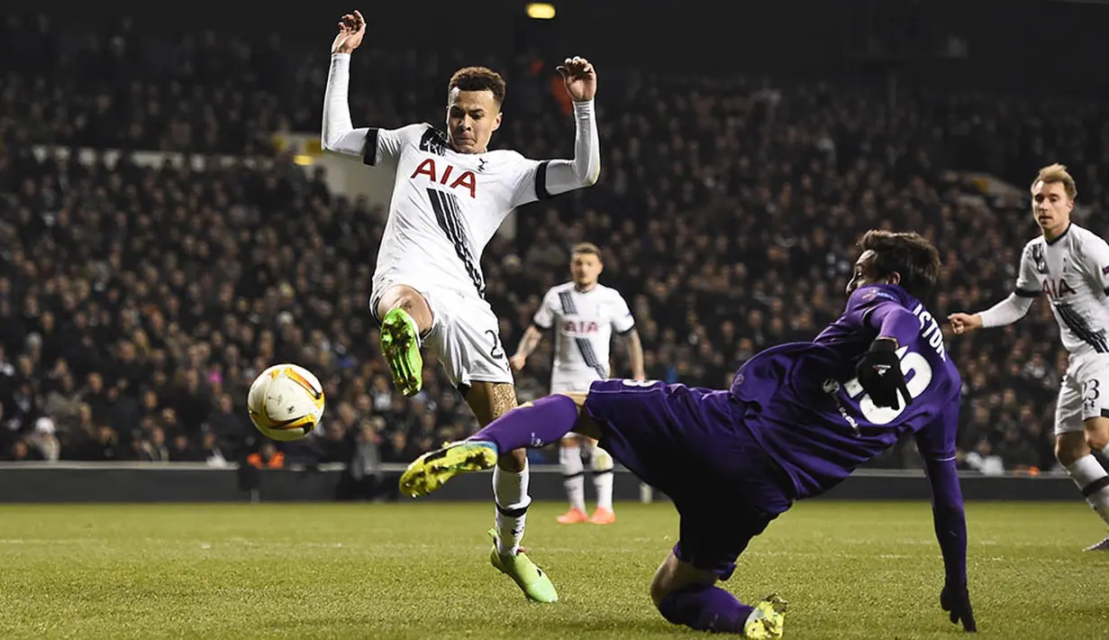 Gelandang Tottenham, Dale Alli, berebut bola dengan bek Fiorentina, Davide Astori.  Fiorentina lebih menguasai jalannya laga dengan penguasaan bola 55 persen. (Reuters/Dylan Martinez)