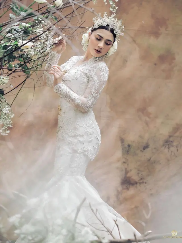 Usung Adat Minahasa, Ini 7 Potret Prewedding Caesar Hito dan Felicya Angelista