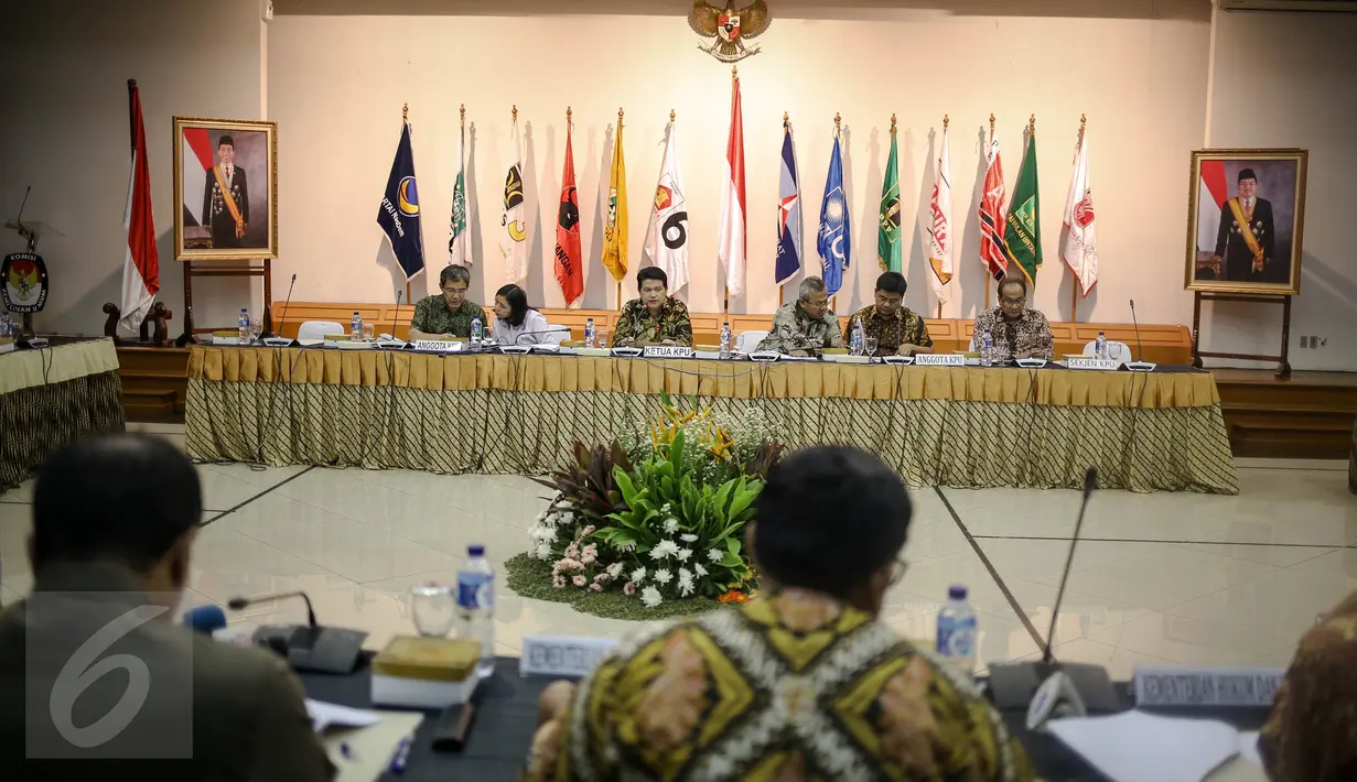 Suasana rapat koordinasi KPU bersama beberapa kementerian untuk penyelenggaraan pilkada di daerah otonomi khusus, di Jakarta, Selasa (19/4). Rakor dihadiri Kemenko Polhukam, Kemendagri, Kemenkumham serta Bawaslu dan DKPP. (Liputan6.com/Faizal Fanani)
