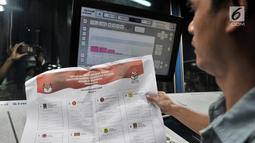 Petugas menunjukkan surat suara legislatif di Kompas Gramedia, Jakarta, Minggu (20/1). Surat suara yang dicetak serentak di sejumlah percetakan lima konsorsium ditambah satu perseroan terbatas selama tiga bulan ke depan. (Merdeka.com/Iqbal S. Nugroho)