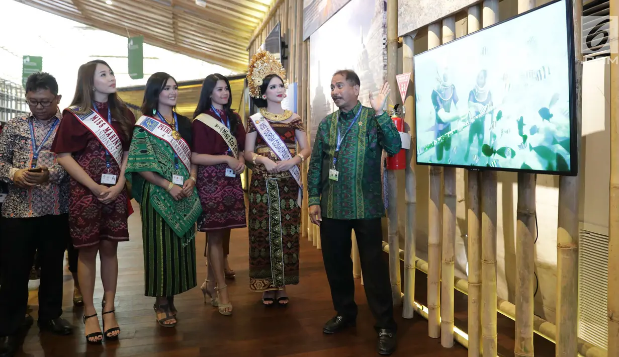 Menteri Pariwisata Arief Yahya menjelaskan potensi wisata saat meninjau Paviliun Indonesia dalam pertemuan tahunan IMF-Bank Dunia 2018 di Bali, Kamis (10/11). Paviliun Indonesia menunjukkan destinasi pariwisata di Indonesia. (Liputan6.com/Angga Yuniar)