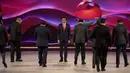 "Sebagai negara yang memiliki beragam suku, budaya, bahasa, dan agama, bagi Indonesia kesatuan itu adalah sebuah harmoni dalam perbedaan, termasuk di dalamnya perbedaan pendapat. Karena perbedaan pendapat justru menyuburkan demokrasi, justru menunjukkan bahwa kita sebagai keluarga memiliki kedudukan yang setara," jelas Jokowi. (AP Photo/Dita Alangkara, Pool)