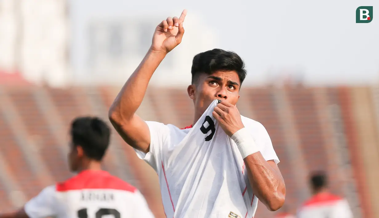 <p>Selebrasi pemain Timnas Indonesia U-22, Muhammad Ramadhan Sananta, setelah mencetak gol ke gawang Timor Leste pada pertandingan ketiga Grup A SEA Games 2023 yang berlangsung di Olympic Stadium, Phnom Penh, Kamboja, Minggu (7/5/2023). (Bola.com/Abdul Aziz)</p>