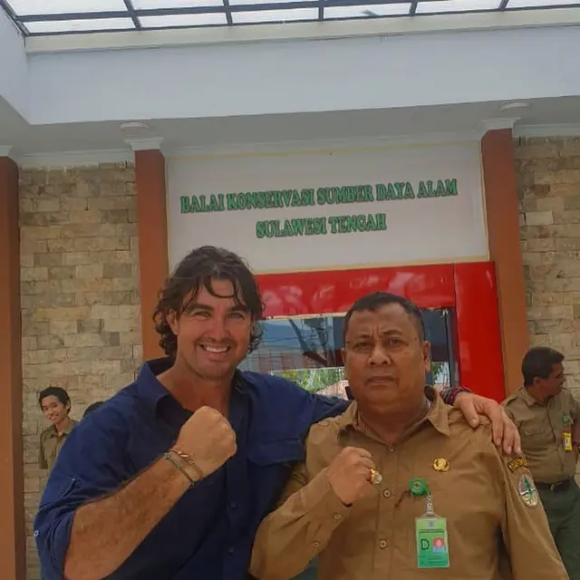 Gagal Tangkap Buaya Berkalung Ban, Ini 7 Potret Matt Wright dengan Tim