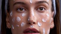 Hailey Bieber dalam kampanye produk skincare miliknya, Rhode. (dok. Instagram @rhode/https://www.instagram.com/p/Ce0zdMHLoMi/)
