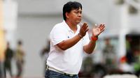 Pelatih PSM Makassar, Budiardjo Thalib pada lanjutan Torabika Soccer Championship di Stadion Pakansari, Bogor, Minggu (29/5/2016). PS TNI imbang lawan PSM. (Bola.com/Nicklas Hanoatubun)