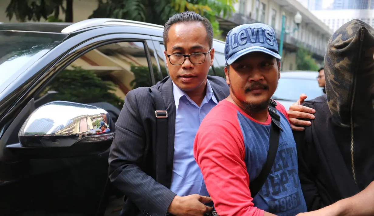 "Situasi kemaren seperti itu axel ada percakapan line/whatsapp dengan Dimitri soal tawaran-tawaran tersebut," terangnya menambahkan. (Adrian Putra/Bintang.com)