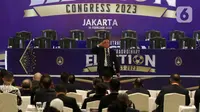 Ketua Umum PSSI Mochamad Iriawan melakukan salam hormat sebagai perpisahan jabatannya saat pembukaan Kongres Luar Biasa (KLB) PSSI di Hotel Shangri-La, Jakarta Pusat, Kamis (16/2/2023). KLB ini akan memilih 15 Eksekutif Komite (Exco) PSSI untuk periode 2023-2027 yang terdiri dari satu Ketum, dua Wakil Ketua Umum (Waketum), dan 12 anggota Exco. (Liputan6.com/Herman Zakharia)