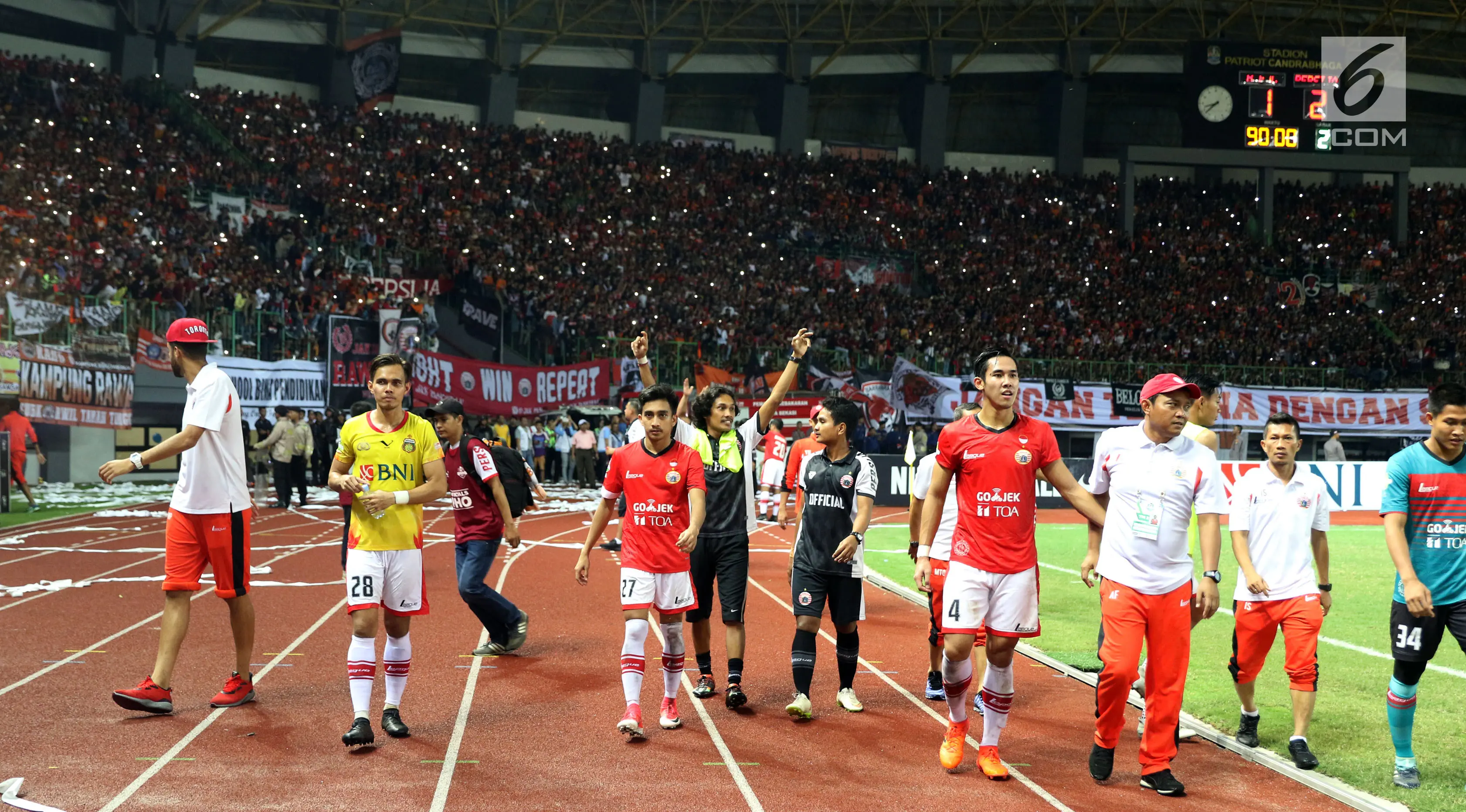 Pemain Persija merayakan kemenangan atas Bhayangkara FC pada laga penutup Liga 1 Indonesia di Stadion Patriot Candrabhaga, Bekasi, Minggu (12/11). Persija unggul 2-1. (Liputan6.com/Helmi Fithriansyah)