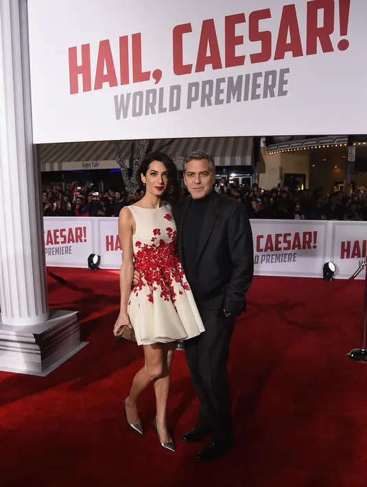 Awal minggu ini pasangan serasi ini tampak menghadiri premier film layar lebar ‘Hail, Caesar!’. Amal tampak cantik dengan dress putih bercorak merah, serasi dengan George Clooney yang memakai setelan jas hitam. (AFP/Bintang.com)