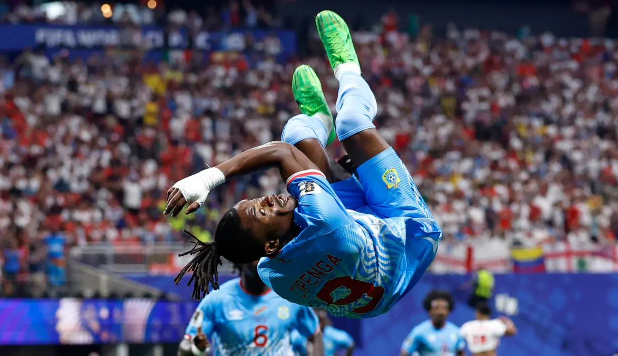 Pemain Kongo Brian Cipenga melakukan selebrasi setelah mencetak gol pertama selama pertandingan sepak bola babak 32 besar Piala Dunia antara Inggris dan Kongo di Atlanta, Rabu, (01/07/2026). (AP Photo/Butch Dill)