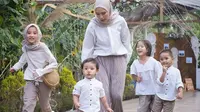 Zaskia Adya Mecca bersama anak-anaknya. (Foto: Dok. Instagram @zaskiadyamecca)