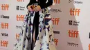 Senyum Fan Bingbing saat berpose di karpet merah menghadiri premier film "I Am Not Madame Bovary" selama Festival Film Internasional Toronto, Kanada, (8/9). (REUTERS/Fred Thornhill)