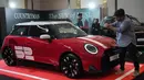MINI 1965 Victory Edition terinspirasi kemenangan legendaris MINI Cooper S di ajang Monte Carlo Rally 1965. Tampak dalam foto, seorang pria memotret kendaraan listrik MINI 1965 Victory Edition selama acara peluncurannya di Jakarta, Jumat 17 April 2026. (AP Photo/Tatan Syuflana)