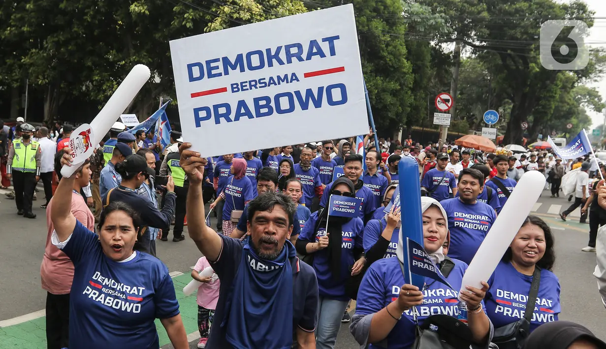 Para pendukung mengunakan pakaian beraneka ragam dari putih, kuning hingga biru. Mayoritas bergambar wajah Prabowo. (Liputan6.com/Angga Yuniar)