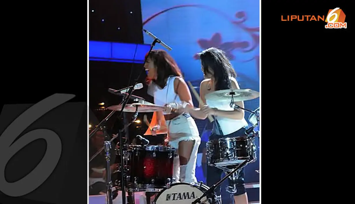 Agnes pun mengambil stik drum lantas ikut memukul drum. Sontak suasana menjadi riuh karena aksi iseng Agnes itu semakin menyemarakkan suara drum (Liputan6.com/Faisal R Syam)