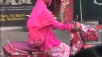 Aksi emak-emak viral dengan motornya yang serba warna pink. (TikTok/@meandcup)