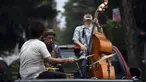 Band Maroto Jazz Trio yang terdiri dari Diego Maroto pada Saxophone, Jorge Molina pada double bass, dan Edy Vega pada drum tampil dari atas sebuah van melewati kawasan Mexico City, Meksiko, 29 Agustus 2020. Penampilan mereka dilakukan di tengah pandemi virus corona COVID-19. (RODRIGO ARANGUA/AFP)