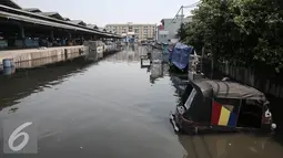 Kendaraan terendam banjir rob di pasar ikan Pelabuhan Muara Baru, Penjaringan, Jakarta, (7/6). Banjir rob terjadi akibat jebolnya tanggul di sisi Timur Pelabuhan Muara Baru hingga meluapnya air yang mencapai sekitar 50 cm. (Liputan6.com/Faizal Fanani)