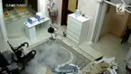 Seorang bocah laki-laki berlari menyelamatkan diri daat hoverboard yang ia mainkan meledak. Tidak ada yang terluka dalam insiden ini.