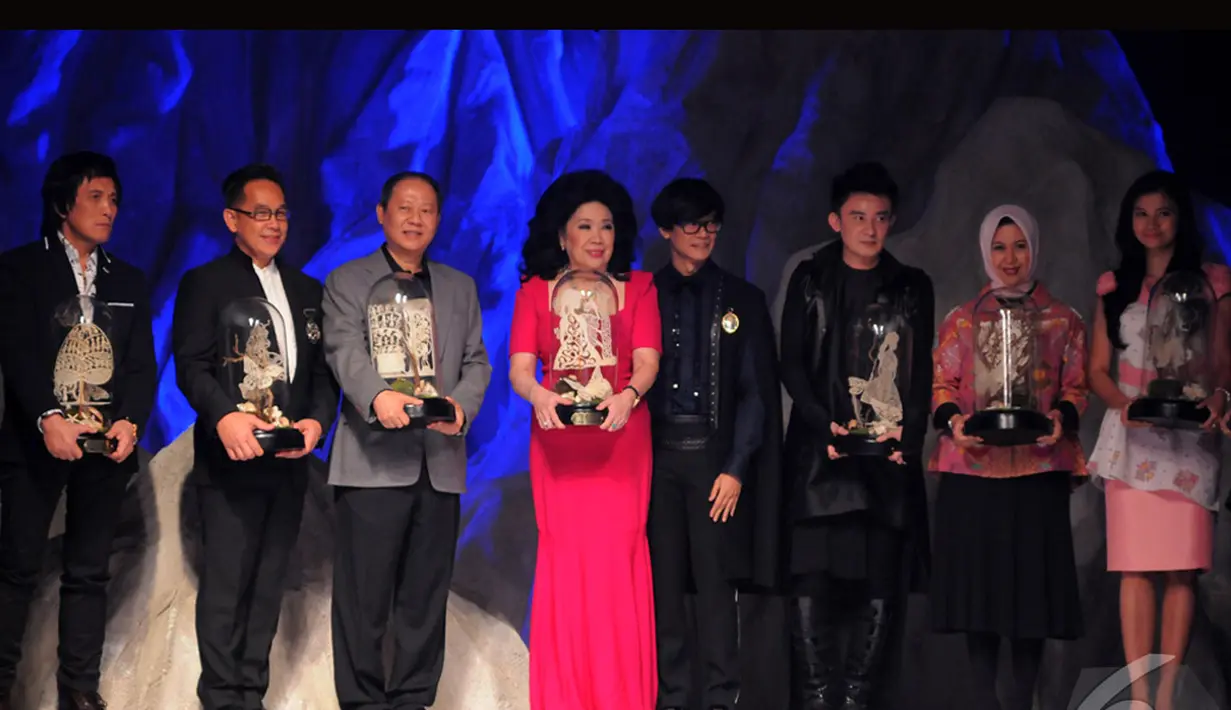 Didi (keempat kanan) mengartikan koleksinya sebagai memutar kembali karya utuh Didi Budiardjo dalam Kekinian, Hotel Mulia, Jakarta, Rabu (1/10/2014) (Liputan6.com/Faisal R Syam)