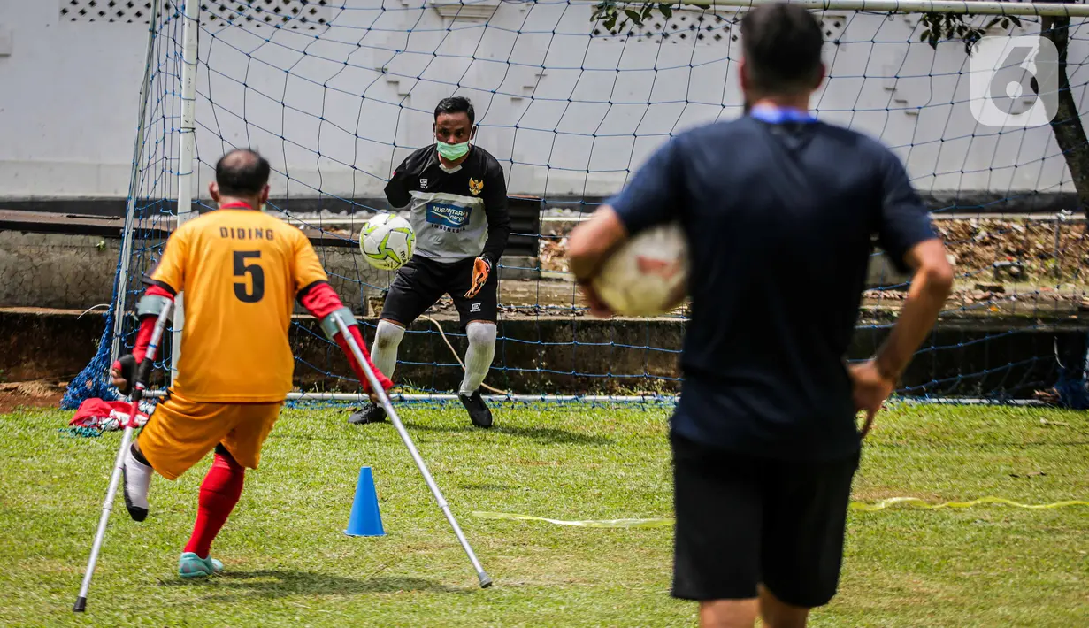 Pemain Tim Macan Amputasian mengenakan masker untuk mencegah penularan COVID-19 saat berlatih di Jakarta, Sabtu (28/11/2020). Latihan tersebut dilakukan dalam rangka persiapan Piala Gubernur DKI tahun 2021 (Liputan6.com/Faizal Fanani)