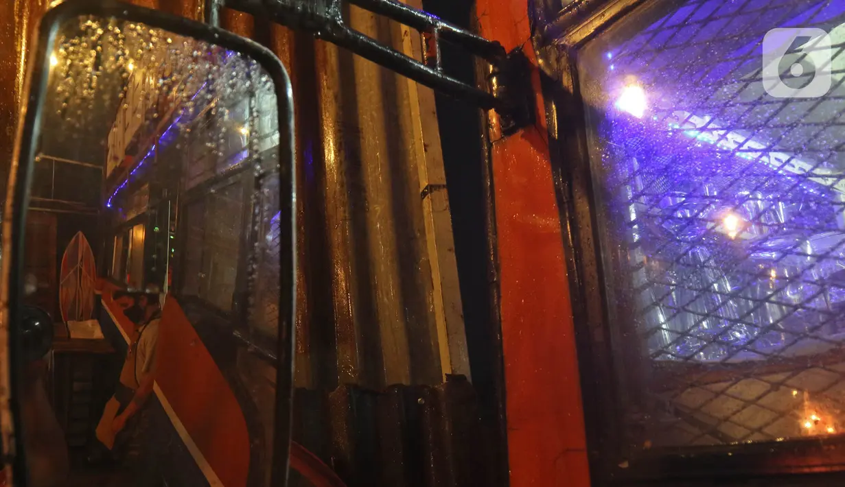 Pegawai menunggu pembeli di kafe yang menggunakan angkutan metromini di Bekasi, Jawa Barat, Kamis (15/4/2021). Kafe ini berinovasi di tengah pandemi COVID-19 dengan menggunakan armada metromini yang sudah tidak terpakai sebagai tempat makan pengunjung. (Liputan6.com/Herman Zakharia)