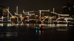 Karya seni berjudul "Nacht Tekening" atau Night Drawing oleh Krijn de Koning menghiasi Jembatan Skinny Amsterdam selama Amsterdam Light Festival di ibu kota Belanda, 27 November 2019. Festival dengan tema "DISRUPT!" ini digelar mulai 28 November hingga 19 Januari 2020 mendatang. (AP/Peter Dejong)