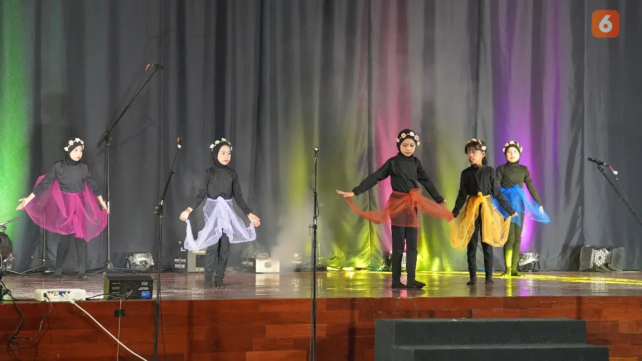 Siswa SD 127 Inpres Moncongloe, Kabupaten Maros, Provinsi Sulsel saat tampil di Festival Cerita Panji Anak, di Kota Malang (Liputan6.com/Eka Hakim)