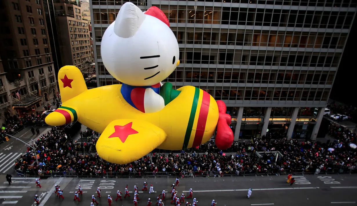 Balon animasi karakter Hello Kitty melayang di atas jalanan Manhattan di New York selama parade tahunan Macy's Thanksgiving Day ke-90, Kamis (24/11). Biasanya acara ini dimulai pukul 09.00 pagi pada Hari Pengucapan Syukur. (REUTERS/Andrew Kelly)