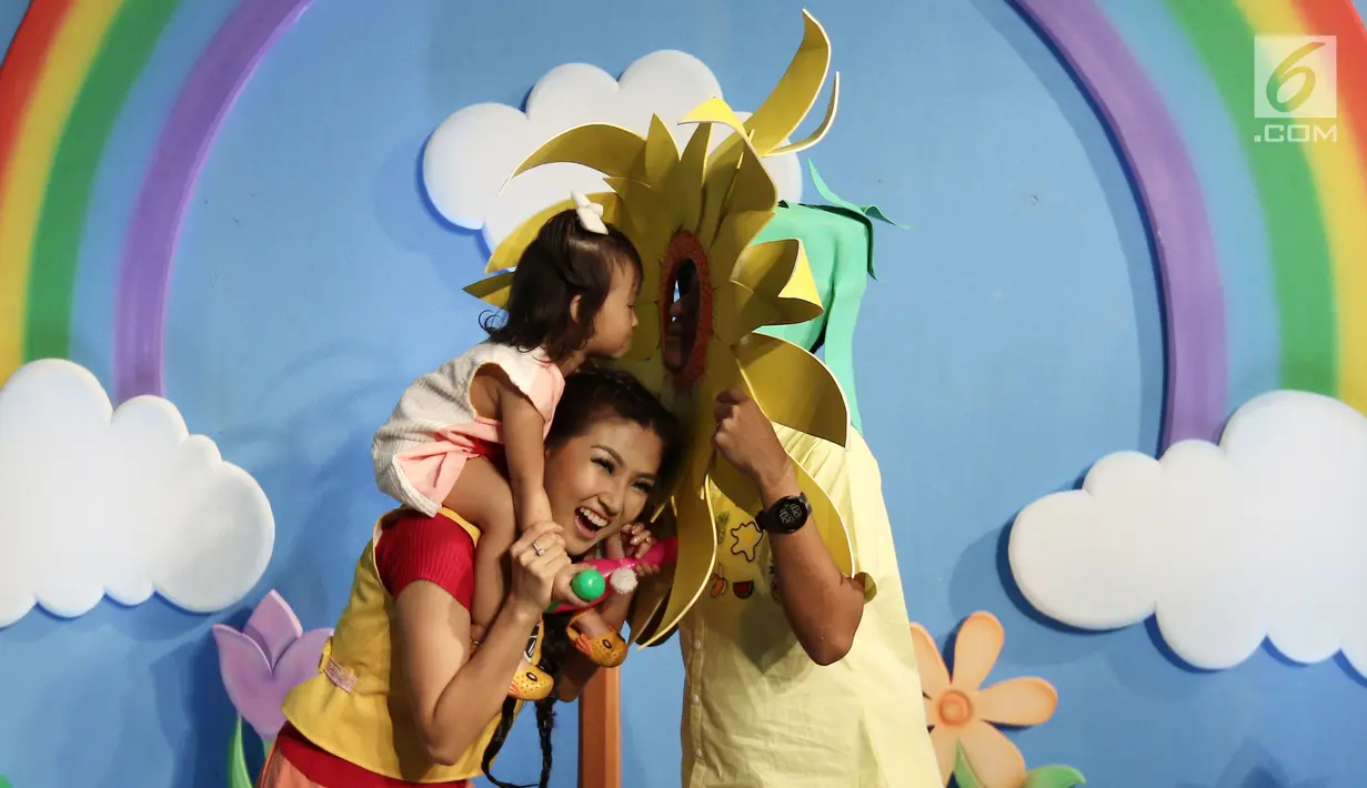 Adegan Ruben Onsu dan Sarwendah Tan bersama anaknya Thalia Putri Onsu saat membuat video klip untuk lagu anak di kawasan Gatot Subroto, Jakarta, Senin (17/07). Keluarga Ruben terlihat tampil kompak dengan mengenakan kostum. (Liputan6.com/Herman Zakharia)