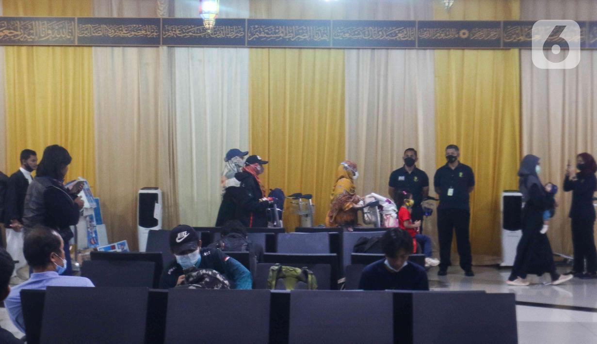 Ratusan WNI tersebut sebelumnya berada di Sudan, dan telah dievakuasi secara estafet menggunakan jalan darat dan laut atau udara. (Liputan6.com/Herman Zakharia)